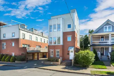 Image de 2800sqft Rooftop Home W/Skyline Views+80 in tv, Darts, Shuffleboard and more!