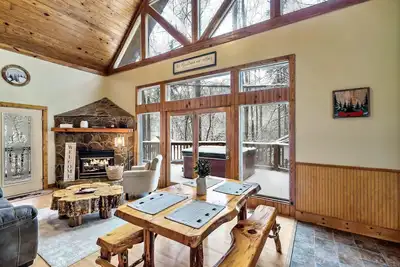 Image de Cozy couples retreat with hot tub. Minutes to Both Gatlinburg & Pigeon Forge!