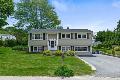 Image de Narragansett Pier - Meticulously Maintained, Central Air, Walking Distance to the Beach!