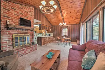 Image de < 3 Mi to Higgins Lake: Roscommon Cabin w/ Deck