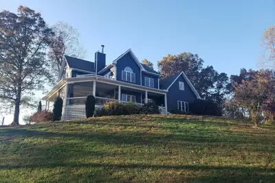 Image de Spectacular long range views! 5 minutes from Franklin. Private w/paved driveway.