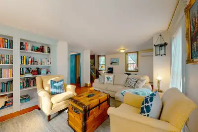 Image de Beautifully Remodeled Classic Beach Home on Cape Cod Rail Trail