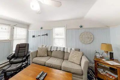 Image de Coastal Cottage w/ Enclosed Front Porch, Pond View – By Beach & Bike Path