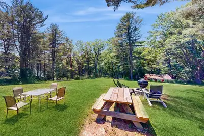 Image de Lakefront gem with 350' of private lake on 2 acres with 2 kayaks & seasonal dock
