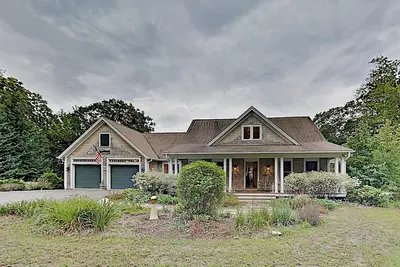 Image de Woodland hideaway with lake access, private game room, fireplace, & luxe kitchen