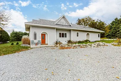 Image de Spacious country home with water views - near beach & Acadia National Park