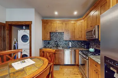 Image de Luxe Mountain Getaway 3 Blocks From Main Street w\/Covered Parking, Free WiFi