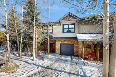 Image de End-Unit Townhome on Shuttle Route w/WiFi/Shared Pool/Hot Tub - 1 Mile to Slopes