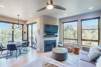 Image de Brand-New Condo by the Blue River w/WiFi, Deck - Close to Downtown, Ski Resorts
