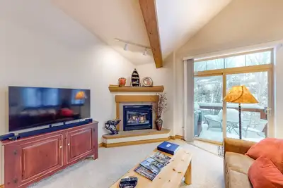 Image de Spacious Condo on Blue River w/Shared Hot Tub, Water-View Balcony - Near Skiing