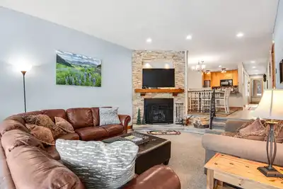 Image de Comfy condo with balcony, fireplace, hot tub, & pool - near Keystone Resort