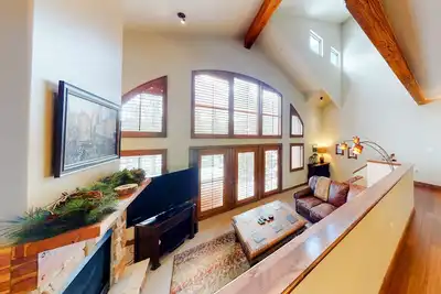 Image de Beautiful Condo in Ideal Location w/Private Hot Tub, Shared Pool/Gym, WiFi, W/D