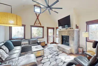 End-Unit Condo w\/Beautiful Blue River & Mountain Views, Free WiFi, & Deck