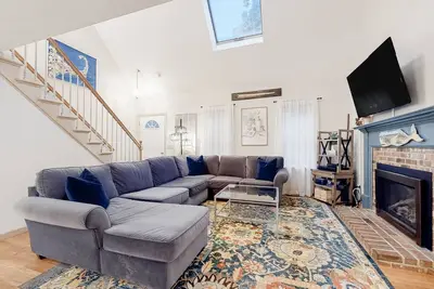 Image de Well-Appointed Cape Getaway: Deck w/ Grill - Near Dining, Beach, Ponds & Golf