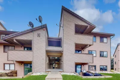 Image de Luxurious Condo w\/ Heated Floors, Fireplace & Balcony - Close to Beaver Creek