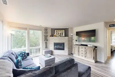 Image de Luxe dog-friendly condo with river views - Walk to slopes