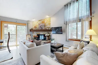 Image de Lakeview Townhome with Mountain-View Balcony | Near Slopes & Lake