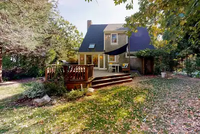 Image de Spacious Dennis Home with Large Deck & Backyard - Walk to Corporation Beach