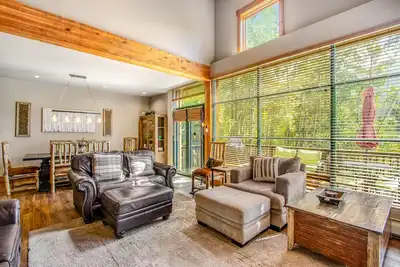Image de Townhome with fireplace & hot tub access - near skiing & golf