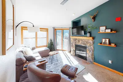Image de Updated mountain-view escape with hot tub access - walk to lifts & dining