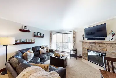 Image de Stylish mountain view condo w/ balcony - walk to Skiing, Lake, Downtown Avon