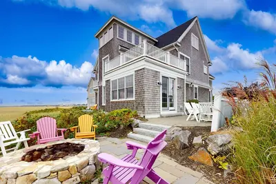 Image de Immaculate Beachfront Retreat with Chef’s Kitchen, Ocean Vistas & Firepit