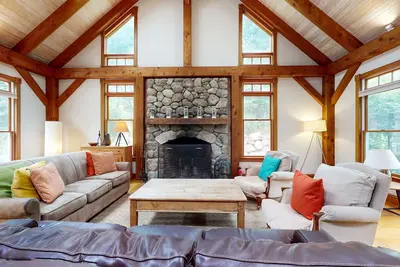 Image de Contemporary Home w/ Private Hot Tub, Deck, Game Room & Shared Dock Access