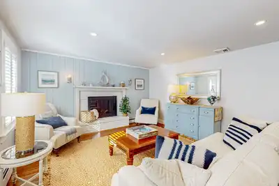 Image de Lovell's Pond Retreat - remodeled home with sunroom, steps to secluded pond