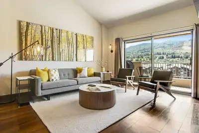 Image de Luxe Two-Story Penthouse with Mountain Views - Near Riverfront Express Gondola