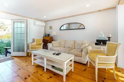 Image de Upscale cottage in the heart of South Cape Cod, walk to beach & marketplace