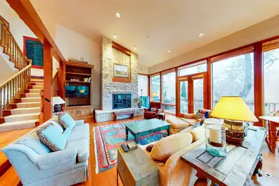 Image de Elegant Aspen townhouse with an inviting deck, fireplace, and washer/dryer