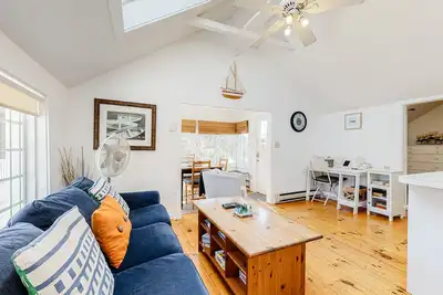 Image de Cape Cod cottage with patio - near golf, 100 yards to private Mashpee Beach