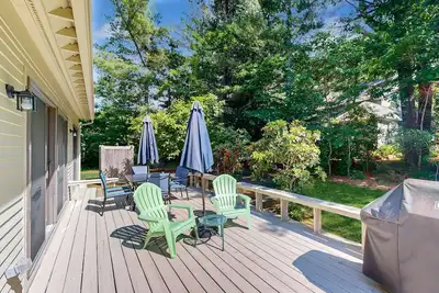 Image de Stylish dog-friendly home near beaches & Fells Pond with huge deck & fireplace