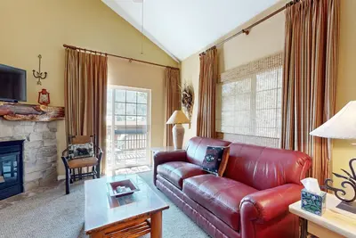 Image de Riverfront gem with loft & stunning water views, near skiing