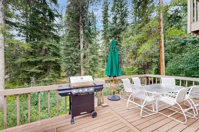 Image de Creekside Condo w/  Deck - Near Free Shuttle, Village, Skiing, Golf
