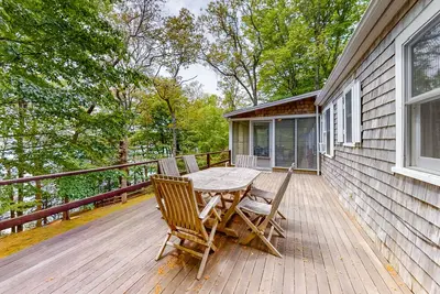 Image de Lakefront cottage with WiFi, partial Ac, private pier, patio, & deck - 2 dogs ok