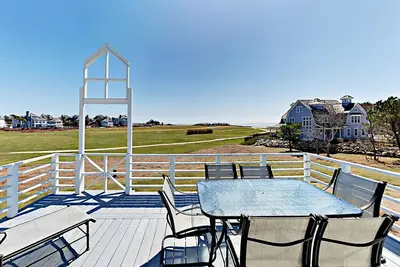 Image de Spacious home on golf course with 4 outdoor spaces overlooking the Sound