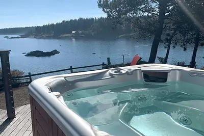 Image de Waterfront Escape with Hot Tub