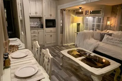 Image de Breathtaking Fully-Equipped Self-contained Space, a Stroll from All Amenities!