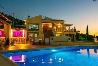Image de Quality Villa with amazing views, 12 seater outdoor kitchen and Private Bar