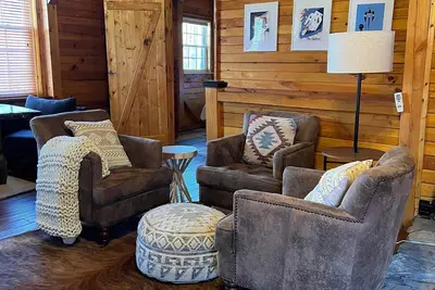 Image de Spacious & Charming Cabin - Close to Ski/Lakes!