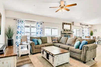 Image de Amazing Views! Come Relax by the Lake at this Stunning 7 bedroom Chateau!