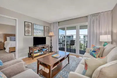 Image de Spacious and Beachfront Condominium