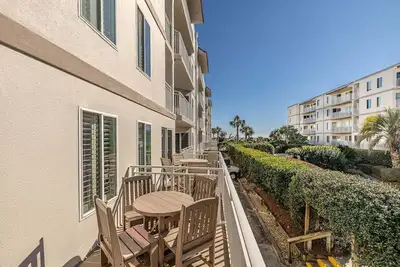 Image de Beachfront Condominium with Courtyard View!