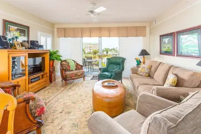 Image de Ocean front condo with access to pool and hot tub!