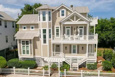 Image de Cottage Steps from the Beach with Community Pool