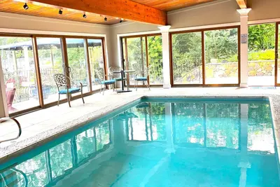 Image de Indoor/Outdoor waterfront oasis with indoor heated pool awaits you in Eastport!