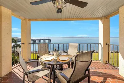 Image de Oceanfront Condo in the Heart of The Village.
