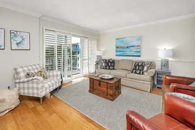 Image de Spacious and Beachfront Condominium