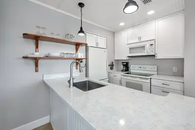 Image de Oceanfront Condominium with Balcony, Pool and Boardwalk to Beach. Direct Ocean View